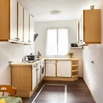 Haus Sieben - Singer Lydia