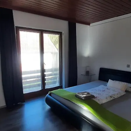 Haus Sieben - Singer Lydia