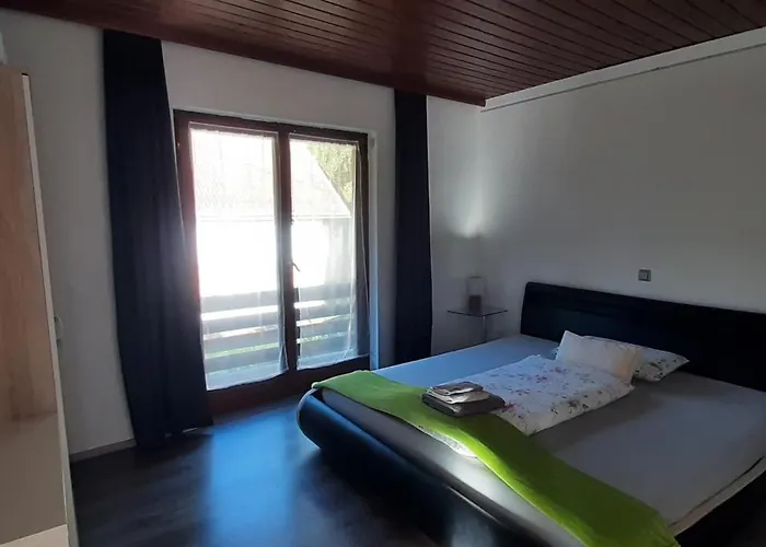 Haus Sieben - Singer Lydia