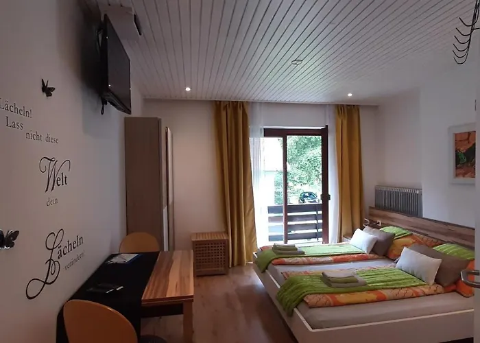 Haus Sieben - Singer Lydia