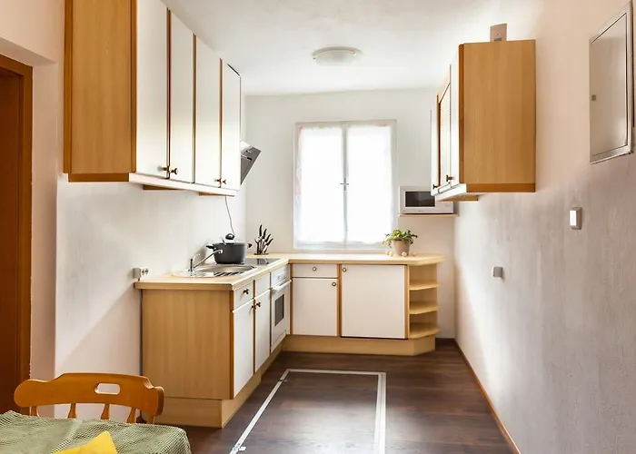 Haus Sieben - Singer Lydia